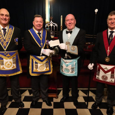 Lion Lodge donate £2000
